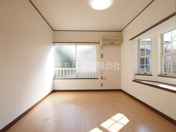 居室 東南角部屋、2面採光で明るいお部屋