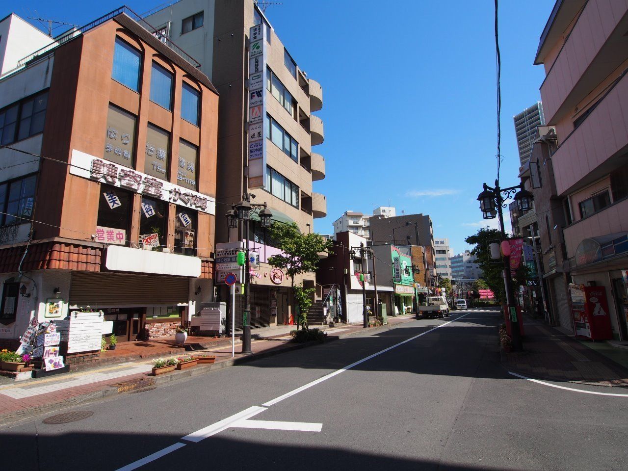 宝ビル前面道路は立川駅南口前から続く諏訪通り商店街