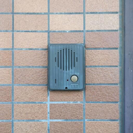 玄関外のインターホン 来訪者を声で確認可能