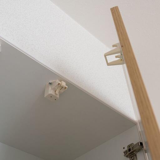 キッチン吊棚の耐震ラッチ 万一のときも安心