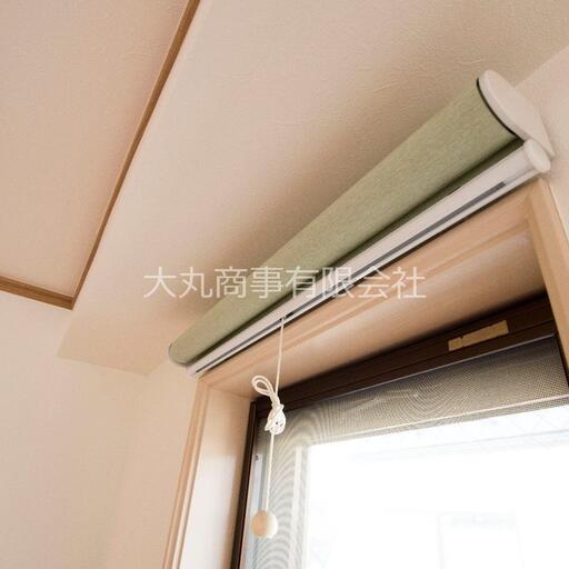 小窓のロールスクリーン カーテンの準備が必要ないロールスクリーン付