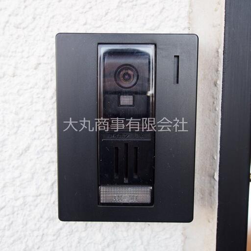 玄関のカメラ付インターホン ドアを開けなくても来訪者の確認ができます