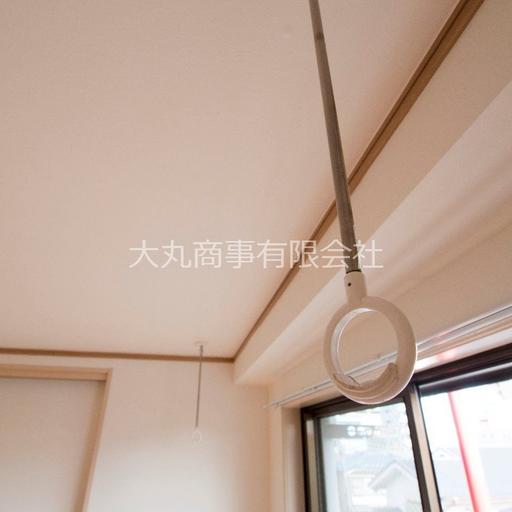 5.5帖の洋室にある室内物干機 夜に洗濯しても室内物干しで安心。花粉症にも有効です。