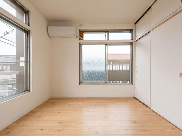 南側の4.5帖洋室 2面採光で明るい洋室