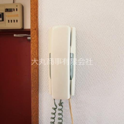 室内のインターホン受話器 玄関扉を開けなくても来訪者と話ができます