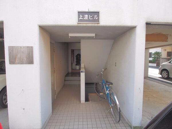上濃ビル入り口 オーナー様も同じ建物に住んでいます