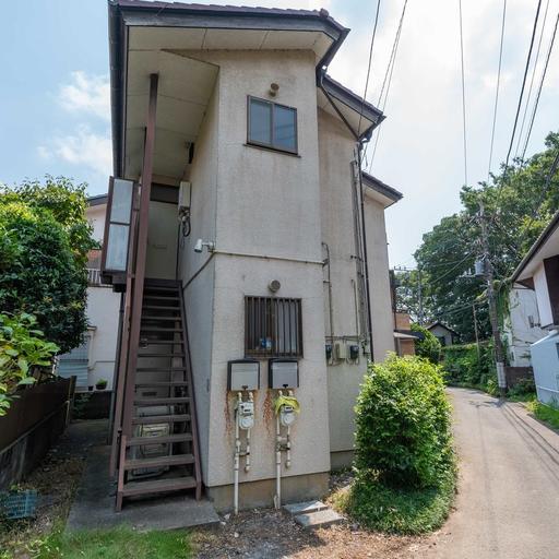 コーポ加藤と前面道路 周辺は緑豊かな環境