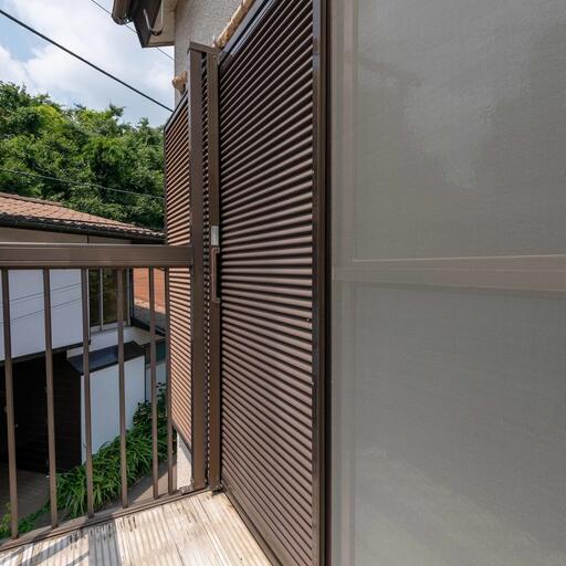 安心の雨戸 居室の窓には雨戸有り