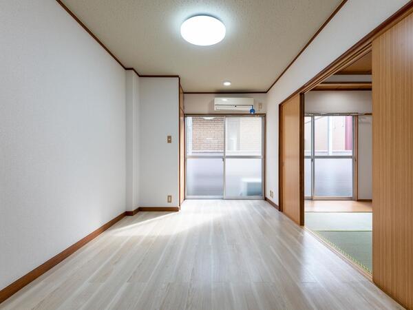7帖の洋室 白系の床材で明るい雰囲気
