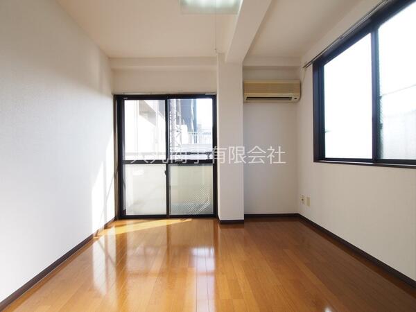 6帖の洋室 東向きの東南角部屋、2面採光で明るいです