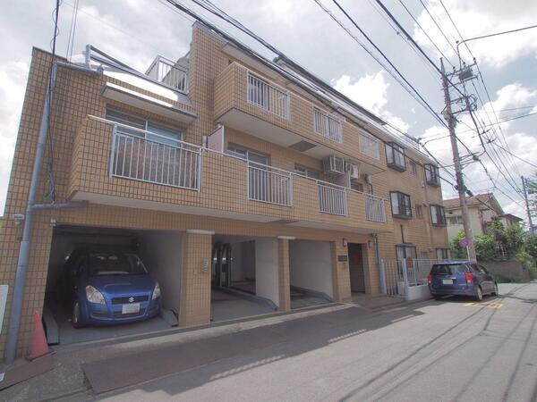 立川駅から徒歩11分のマンション三幸 外観タイル張りのお洒落なマンション