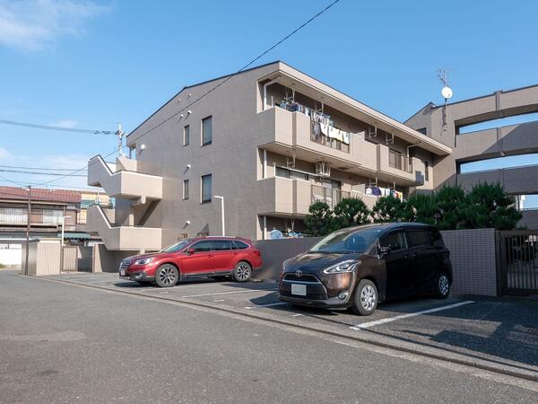 敷地内の駐車場 建物のすぐ脇にある専用駐車場(有料)