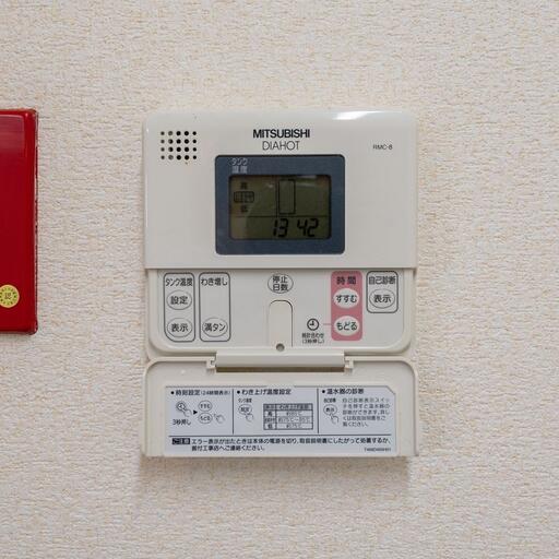 電気温水器のリモコン キッチンに設置された操作リモコン