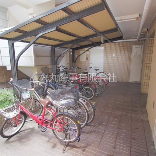 自転車置場 屋根付きで雨で自転車を濡らしません