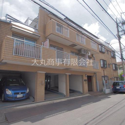 マンション三幸 正面はタイル張りで鉄筋コンクリート造の建物