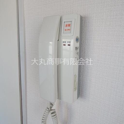 室内のインターホン受話器 玄関まで行かなくても来訪者と話ができます