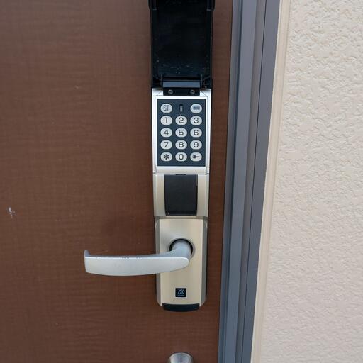 ダブルロックの玄関鍵 テンキーの番号は任意に変更可能