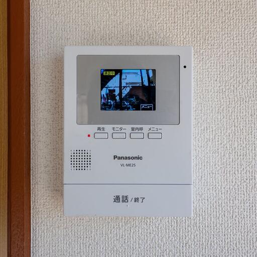 室内のインターフォン受話器 録画機能のあるモニター付き
