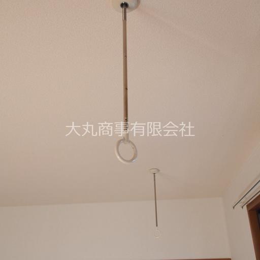 部屋干しできるホスクリーン 物干し竿を通せば室内物干しが可能