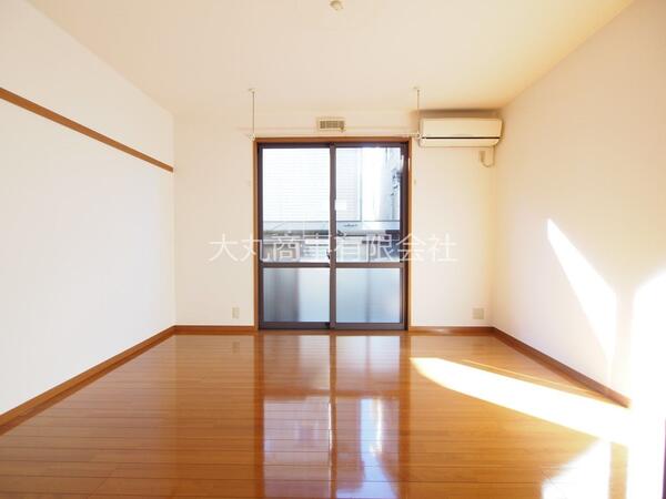 フローリング敷の洋室 南向きで陽射しの差し込む明るいお部屋