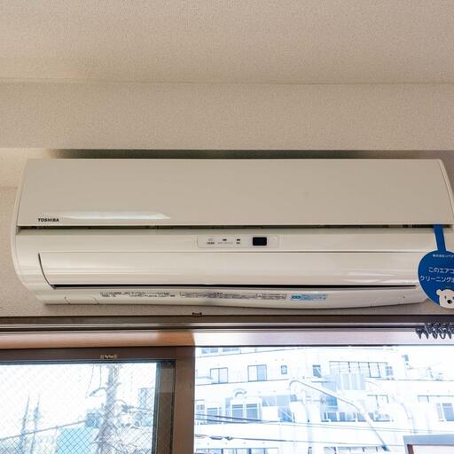 西側洋室のエアコン(東芝製) 形名:RAS-2557V、2017年製
