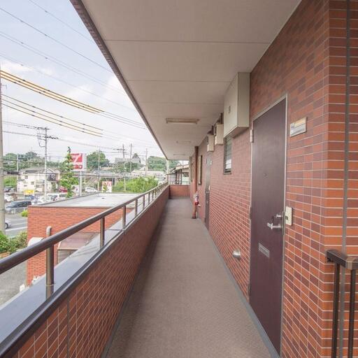 STKハイツの共用廊下 定期的に清掃業者が入っています