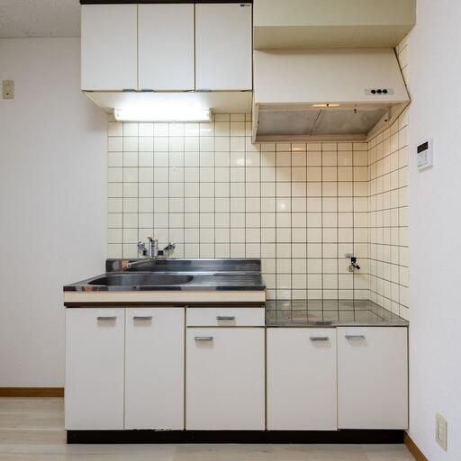 キッチン流し台(プロパンガス) 吊戸棚のあるキッチン