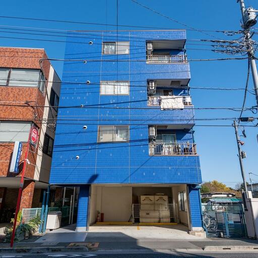通りに面した建物 比較的交通量の多いバス通り沿い
