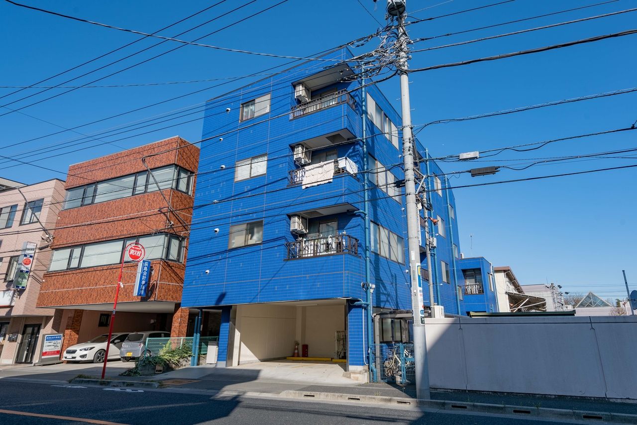 玉置マンション 外観 青い外観が特徴の建物