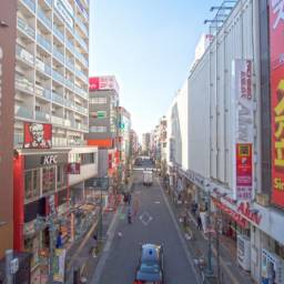 様々な店舗が出店する商店街