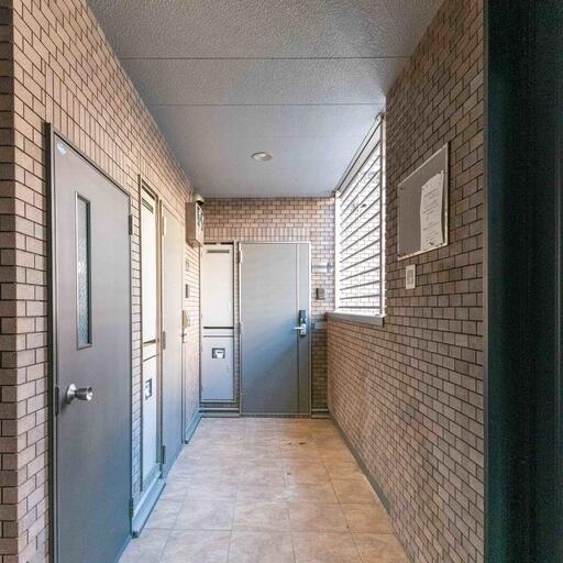 お部屋前の共用廊下 アースカラーで落ち着く共用部