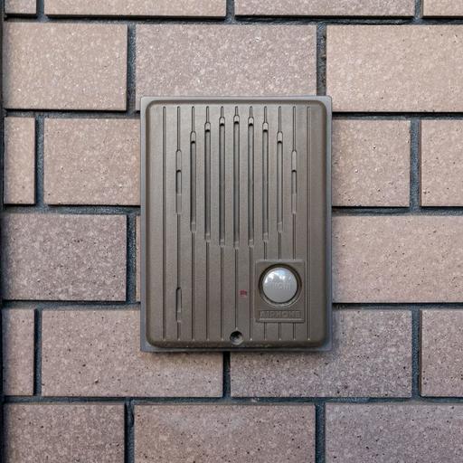 玄関扉横のインターホン オートロック通過後のインターホン