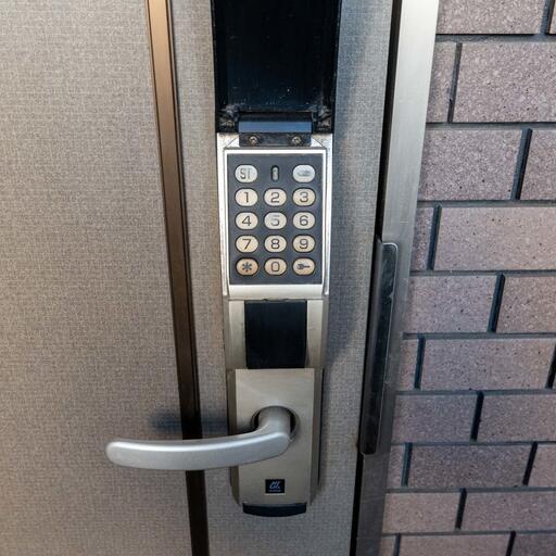 玄関のテンキーロック 任意の番号に設定が可能