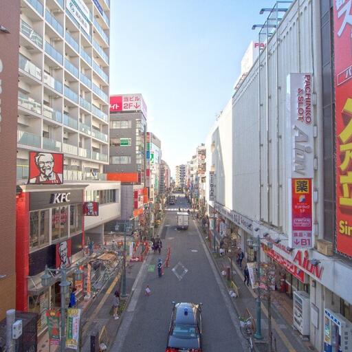 立川駅南口前の諏訪通り 西に向かって伸びる諏訪通り商店街