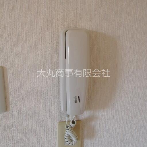 室内のインターホンの受話器 室内にいながら来訪者と話ができます