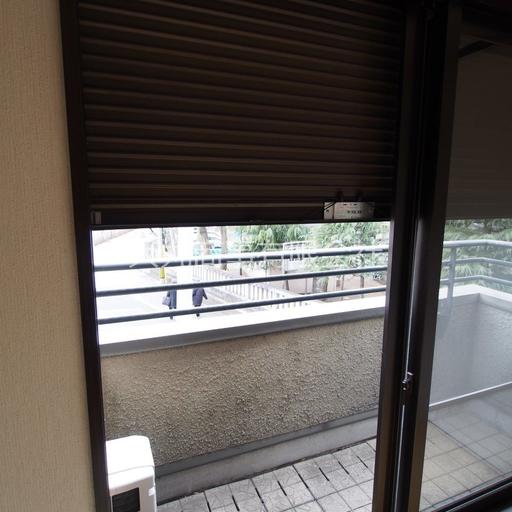 シャッター雨戸あり 和室西側窓を除く全ての窓にはシャッター雨戸あり