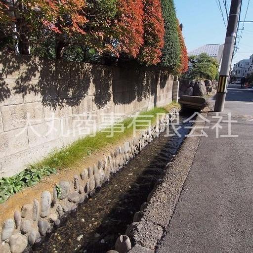 敷地手前には玉石積の柴崎分水 立川市の文化財にも指定されている柴崎分水