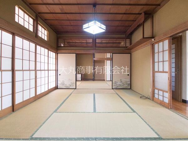 メインのお部屋、10帖の和室 10帖の和室の奥には8帖の和室が続きます