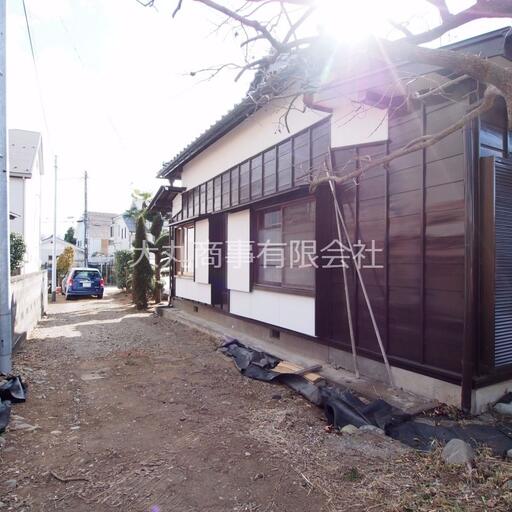 建物東側通路 建物北側の裏庭へ通じる通路