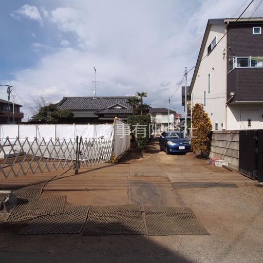 建物までの路地は車も進入可能 玄関前に車の横付け可能です