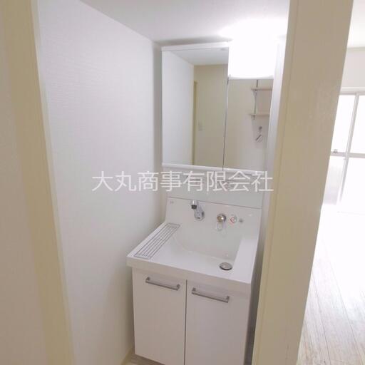 洗面化粧台 水栓立ち上がりを無くしたLIXILのシャワー付洗面化粧台