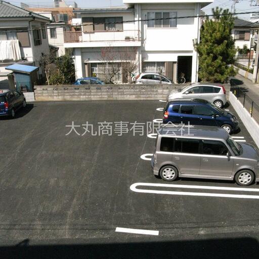 敷地内駐車場 アスファルト舗装の敷地内駐車場