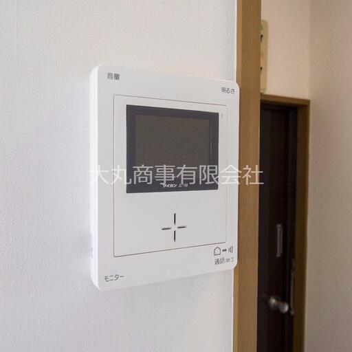 室内のインターホン受話器 モニター付インターホンで来訪者の確認ができます