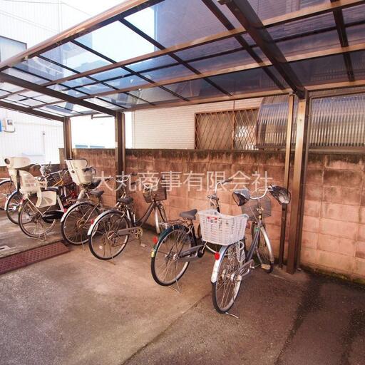 第二寿マンションの自転車置場 建物南側に屋根付きの自転車置場