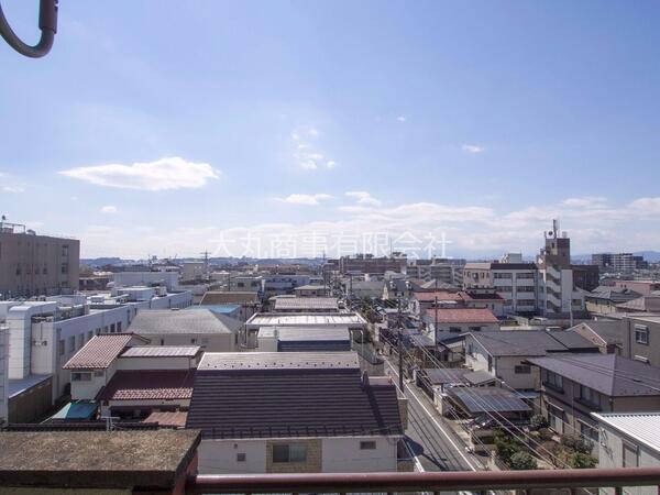 バルコニーからの眺望 南側は低層住宅街で、見通しが良いです