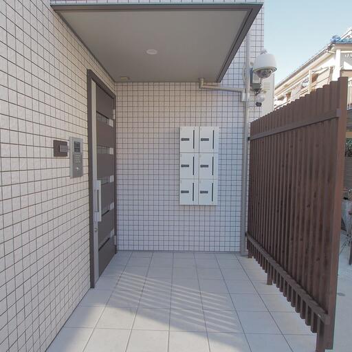 オートロックのある建物入り口 防犯カメラとオートロックで安心を守ります