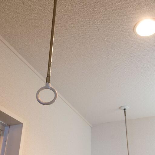 洗面所の物干し機 物干竿を通して使います