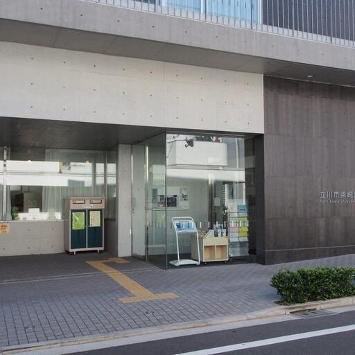 第一小学校と同じ建物内にある、市立の図書館。