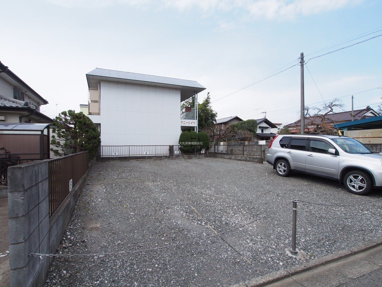 サニーハイツの駐車場 建物の隣で安心な駐車場