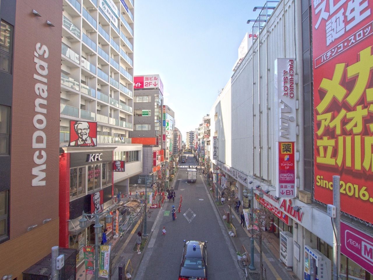 立川駅南口前に広がる商店街はお買い物に便利なお店多数あり